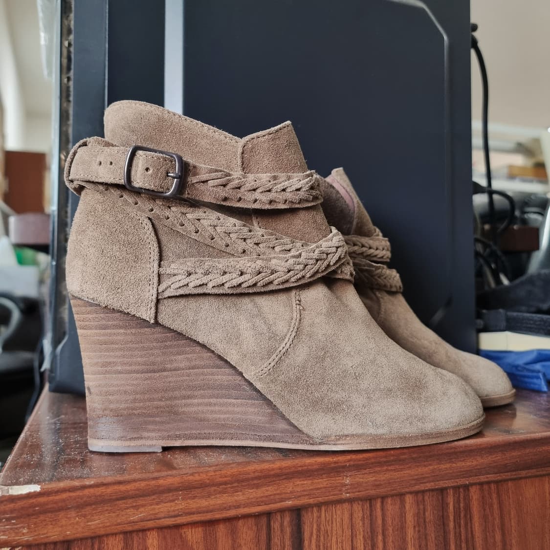 꼼뜨와데꼬또니에 스웨이드 앵클부츠 웨지힐 구두 (38/250) 상태완벽 상품이미지3