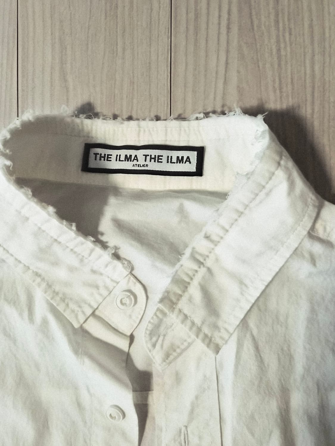 더일마(THE ILMA) 화이트 오버핏 데미지 커팅 셔츠 상품이미지3