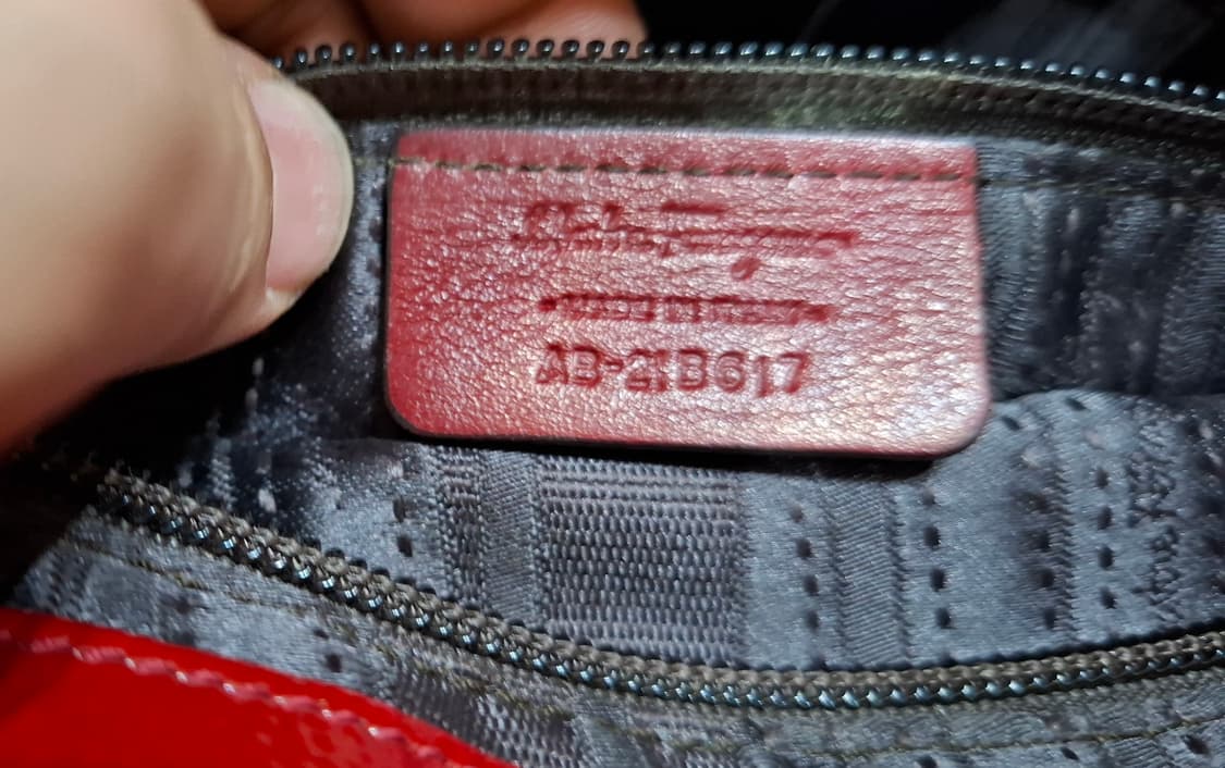 페라가모 레드 에나멜 숄더백 상품이미지4