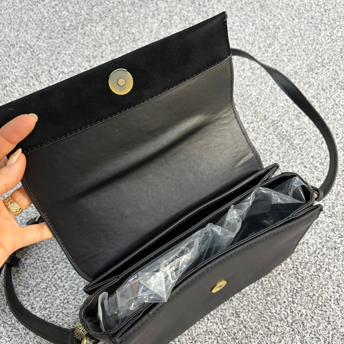 자라 원형 장식 스웨이드 숄더백 0409J 상품이미지5