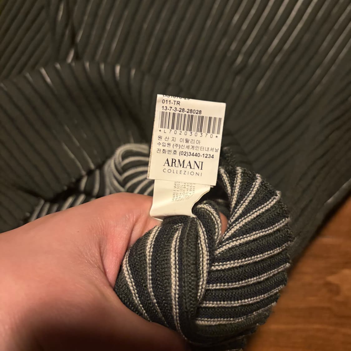 ARMANI COLLEZIONI WOOL PLEATS VNECK KNIT 상품이미지6