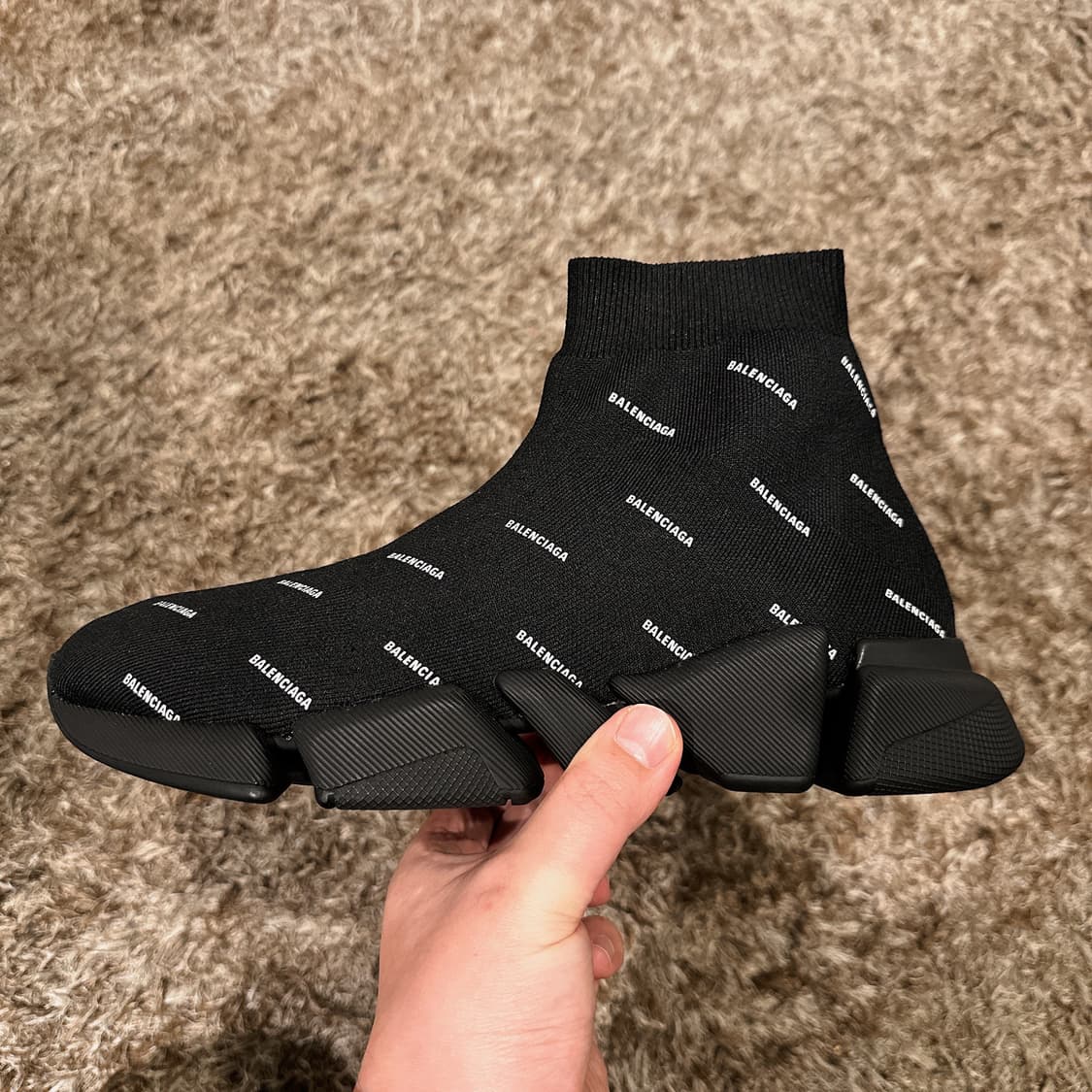 발렌시아가 남성 블랙 올 오버 로고 스피드러너 2.0  상품이미지2