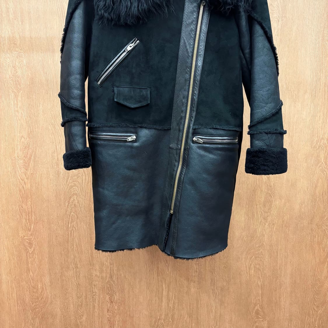 산드로 레더 무스탕 롱 자켓 넥 라인 퍼 트리밍 사선 지퍼 디테일 블랙 상품이미지5