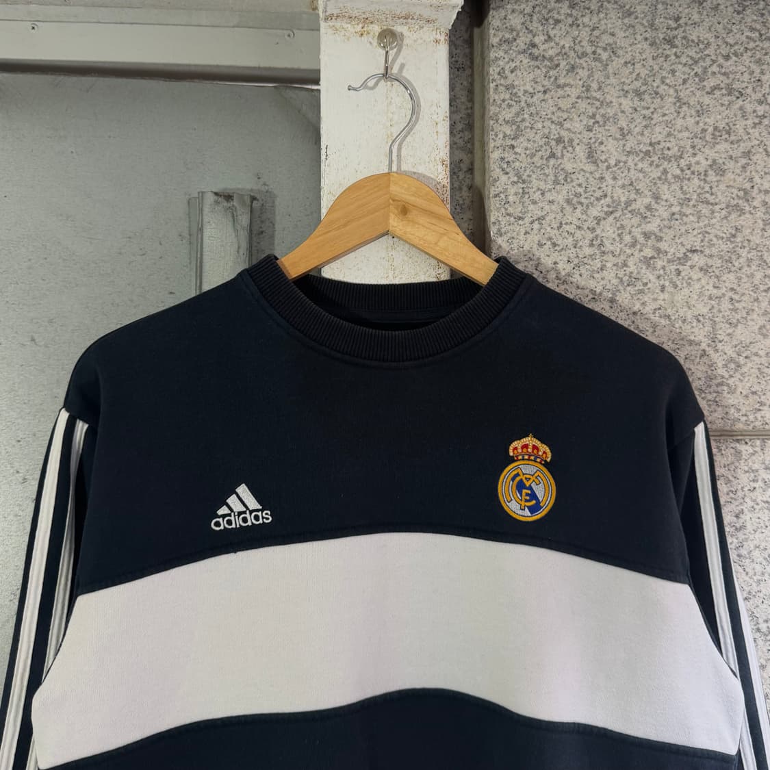 05s 아디다스 레알 마드리드 로고 블럭 맨투맨 상품이미지3