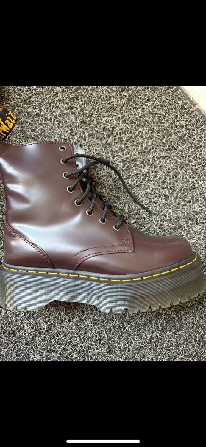 닥터마틴 버건디 워커부츠 상품이미지1