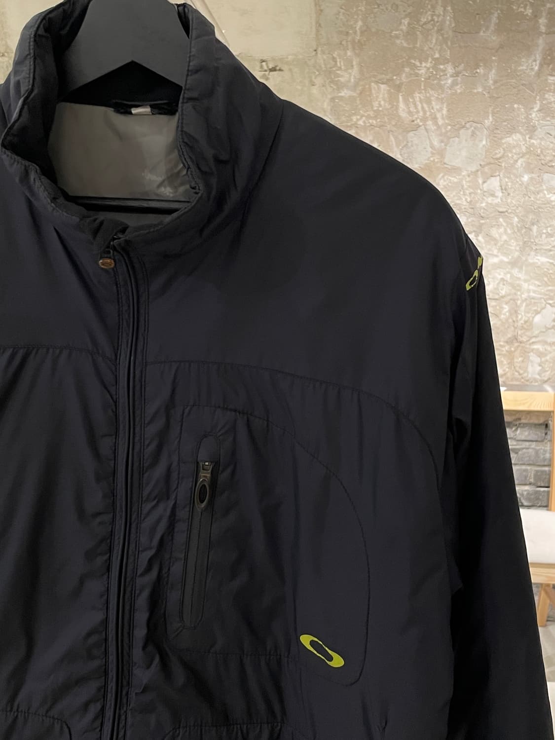 오클리 블랙 로고 패디드 자켓 상품이미지3