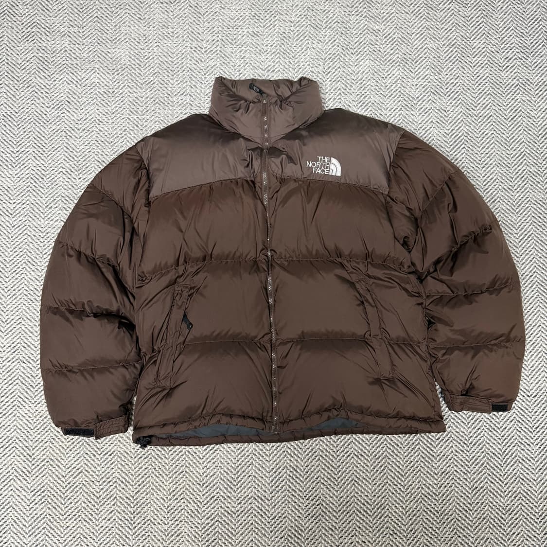 [110] 노스페이스 센터로고 무광 초코브라운 켄달제너 700 눕시 패딩 상품이미지2