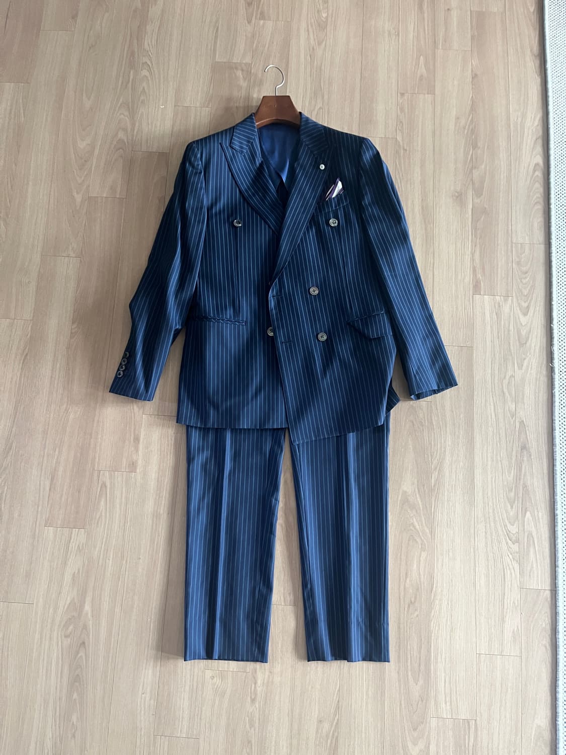네이비 스트라이프 더블버튼 정장 셋업 (반하트) 상품이미지1