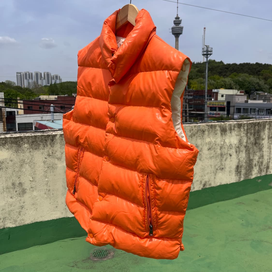 BEAMS Glossy Orange Puffer Vest 상품이미지1