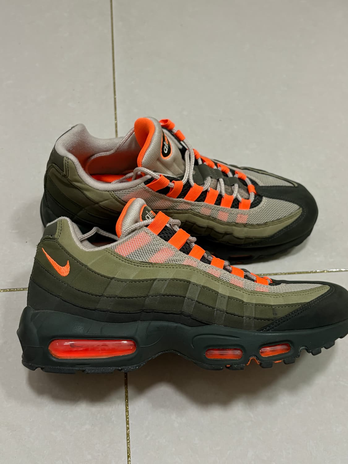 에어맥스 95 뉴트럴 올리브 토탈 오렌지 상품이미지1
