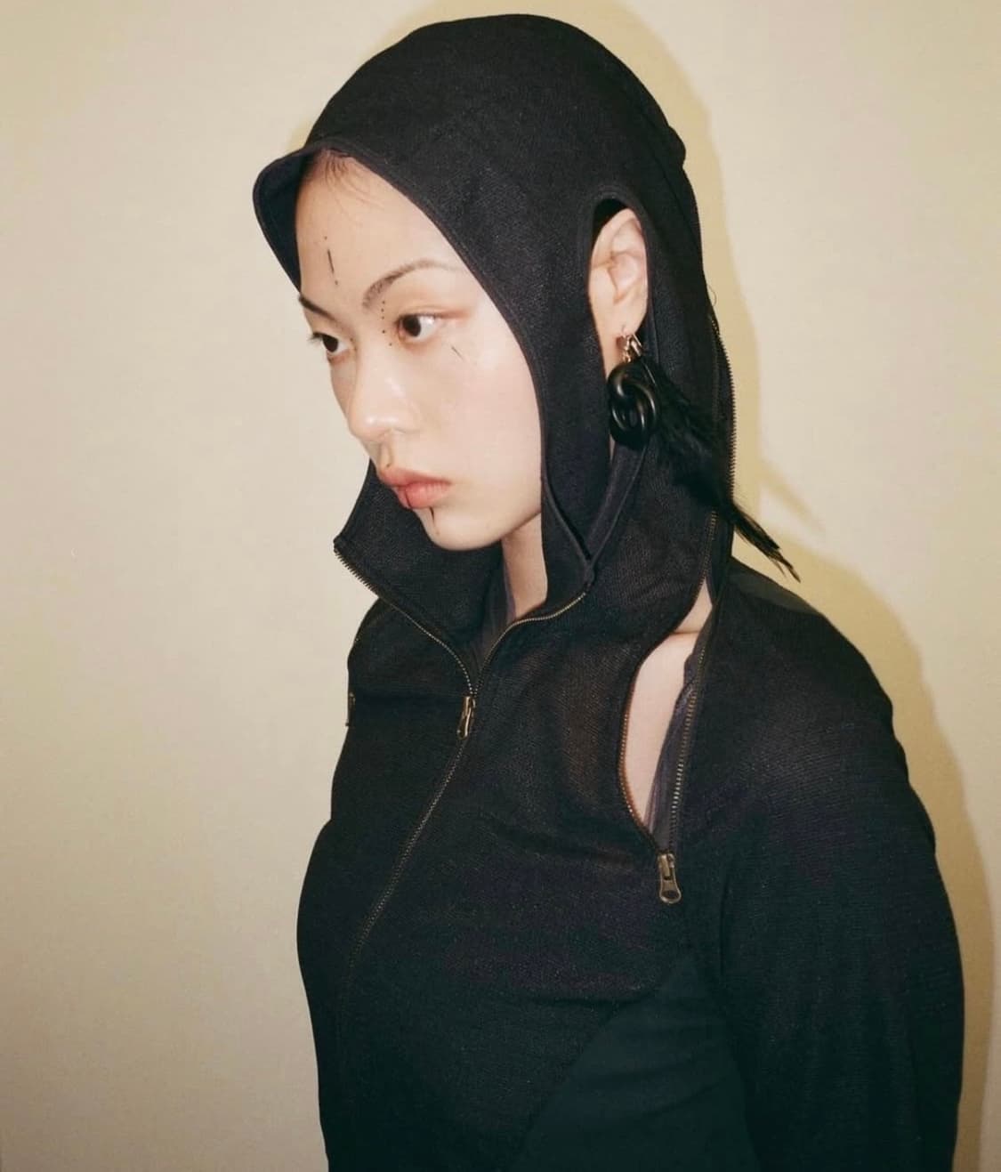 혜인서 25fw slashed zip hoodie 차콜 상품이미지4
