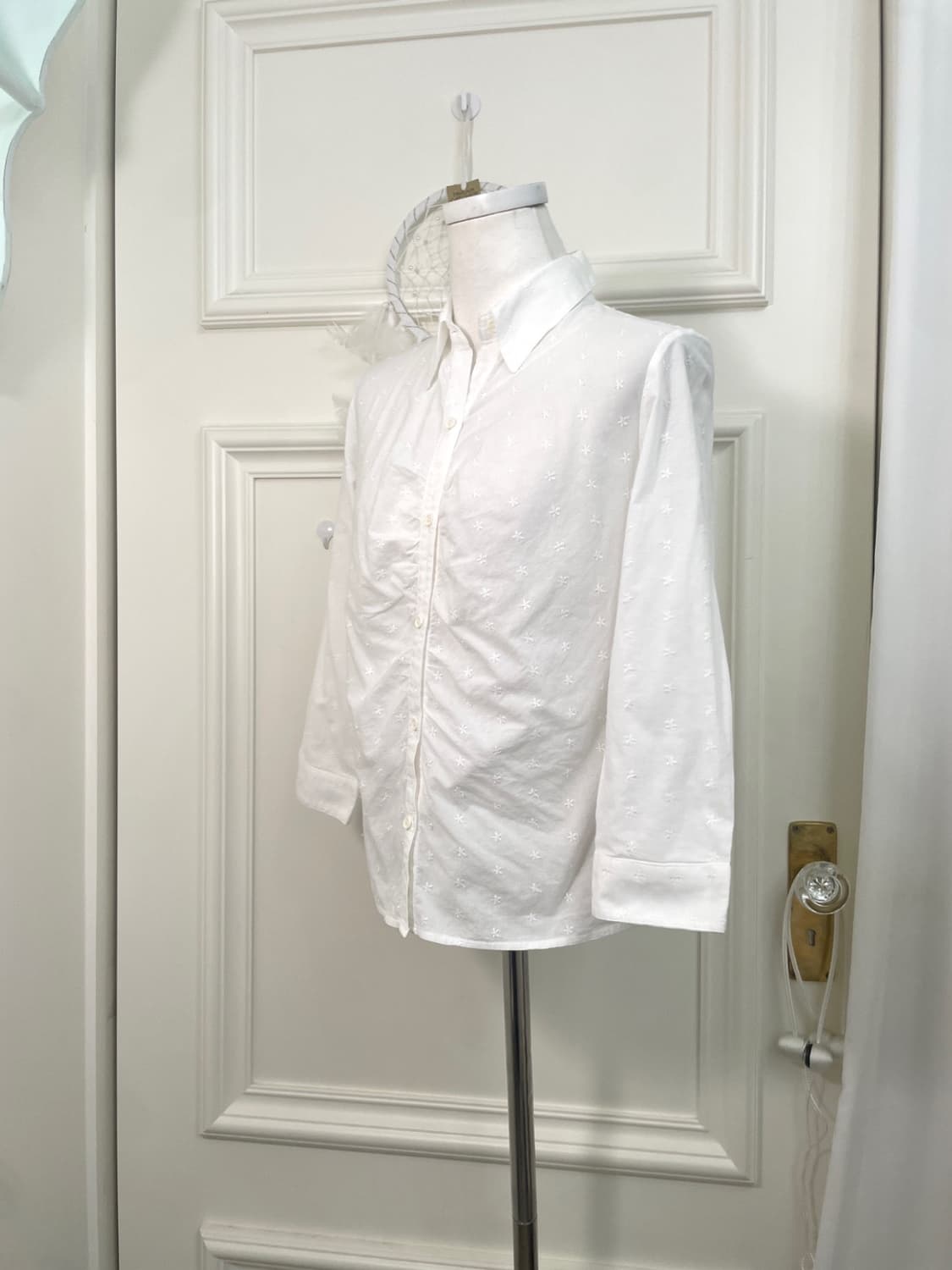 white flower embroidery cotton shirt 상품이미지2