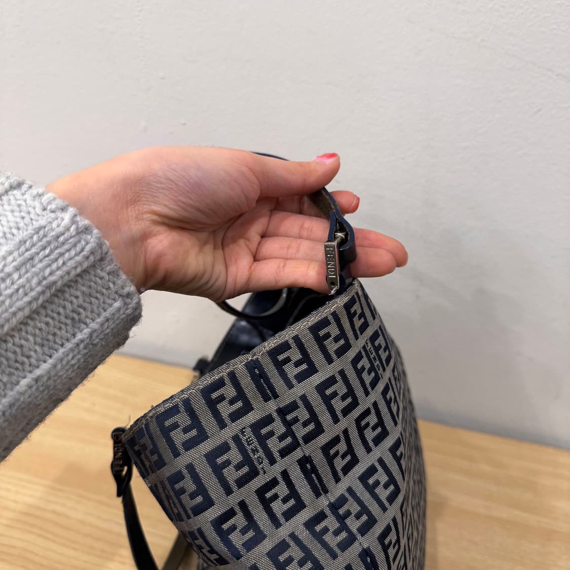 펜디 토트백 FF 주카 로고 패턴 레더 핸들 실버 버클 디테일 블랙 상품이미지7