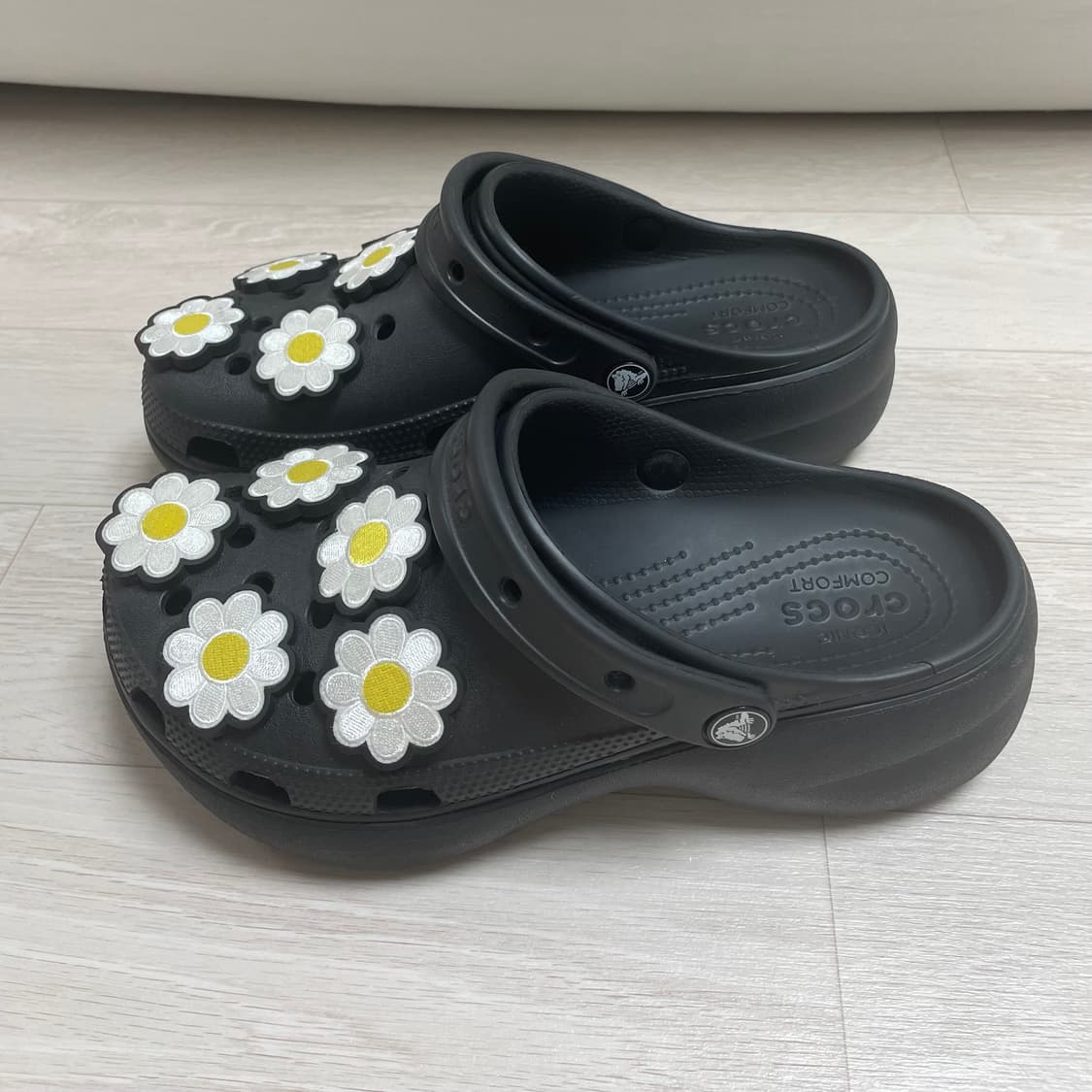크록스 Crocs 클래식 플랫폼 클로그 250 블랙 + 데이지 지비츠 상품이미지2