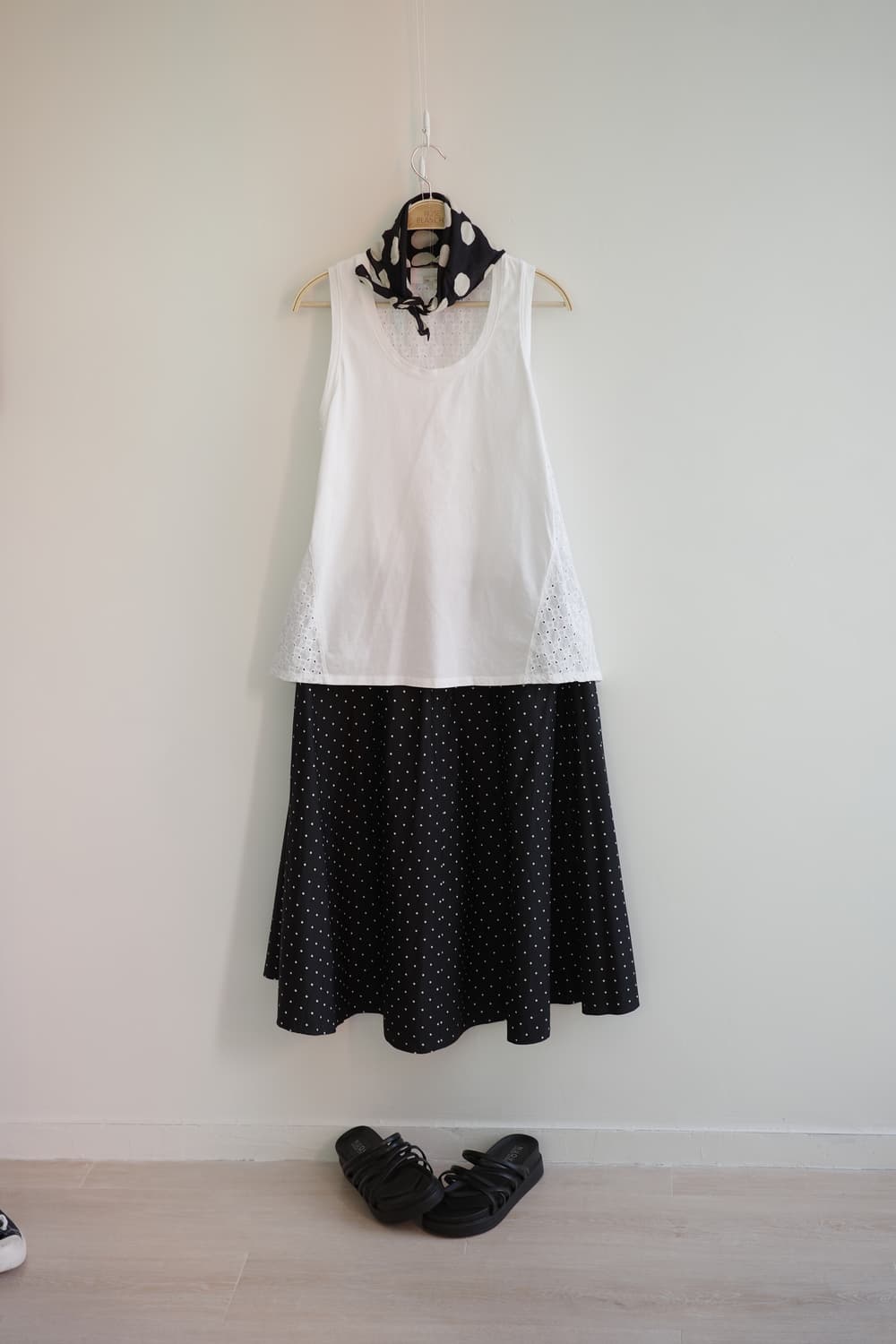 gap 
• 화이트 자수 나시 상품이미지7