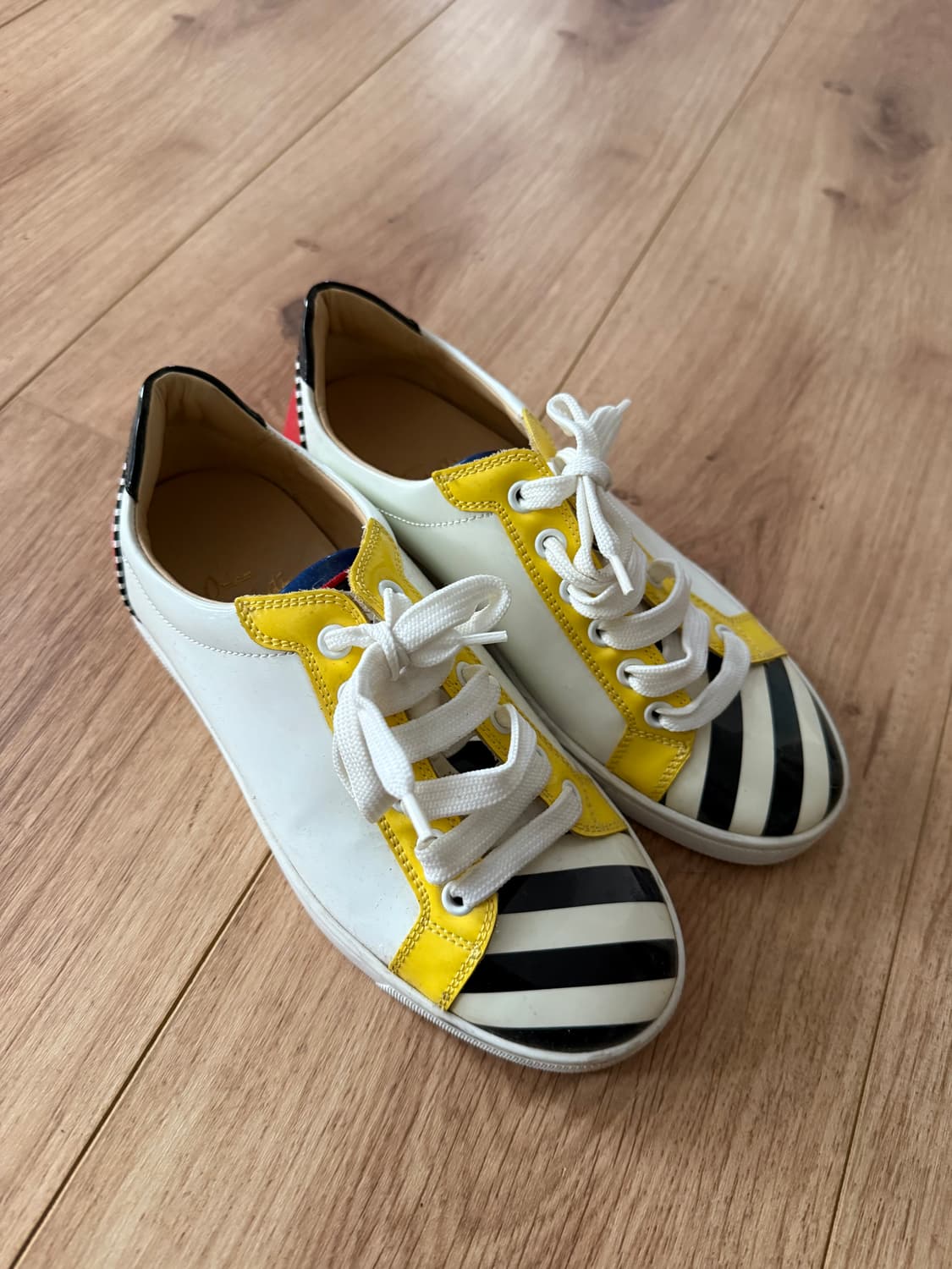 크리스찬 루부탱 멀티 컬러 스트라이프 에나멜 스니커즈 상품이미지2