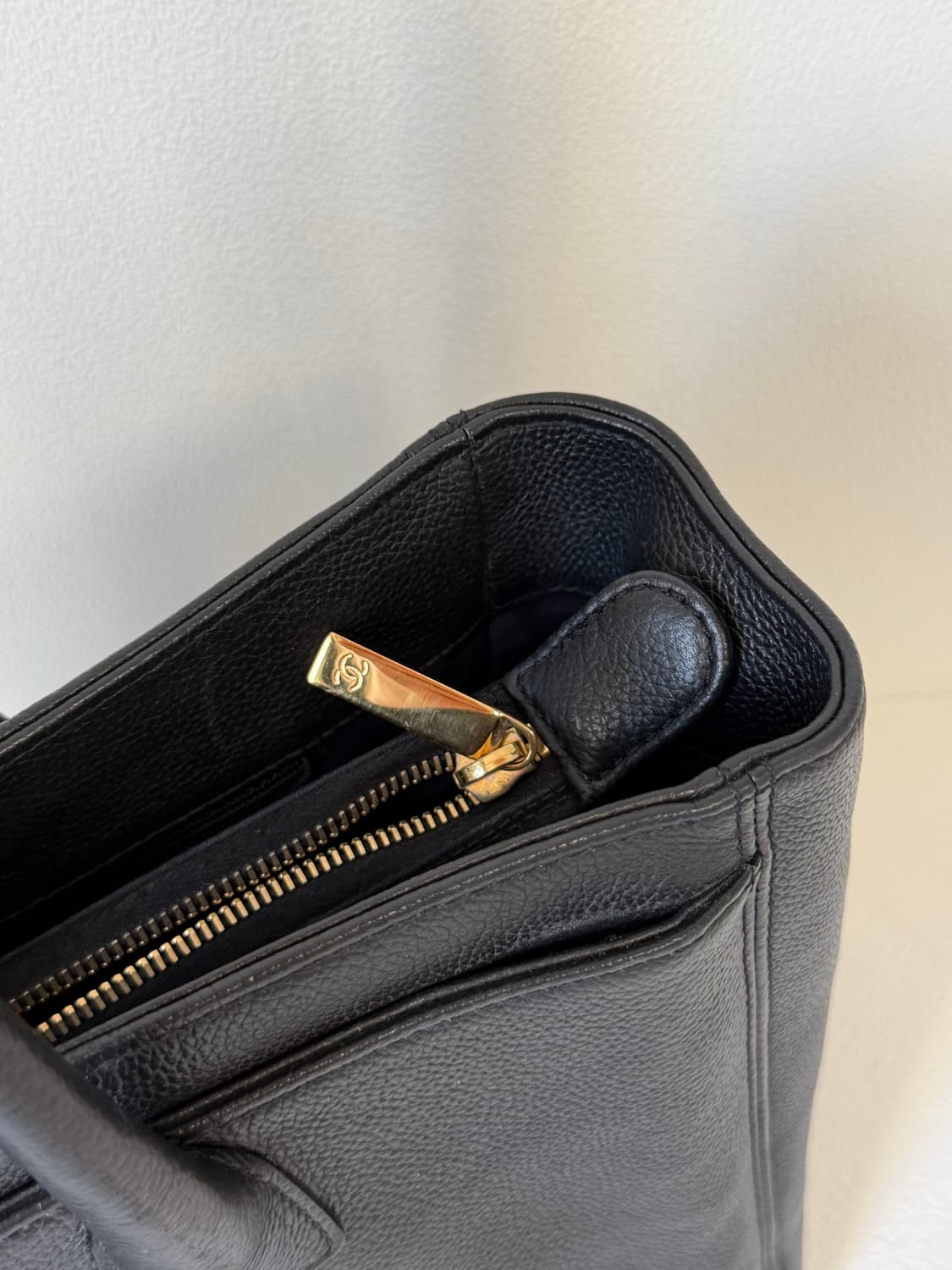 샤넬 블랙 서프백 가죽 토트백 금장 로고 상품이미지6