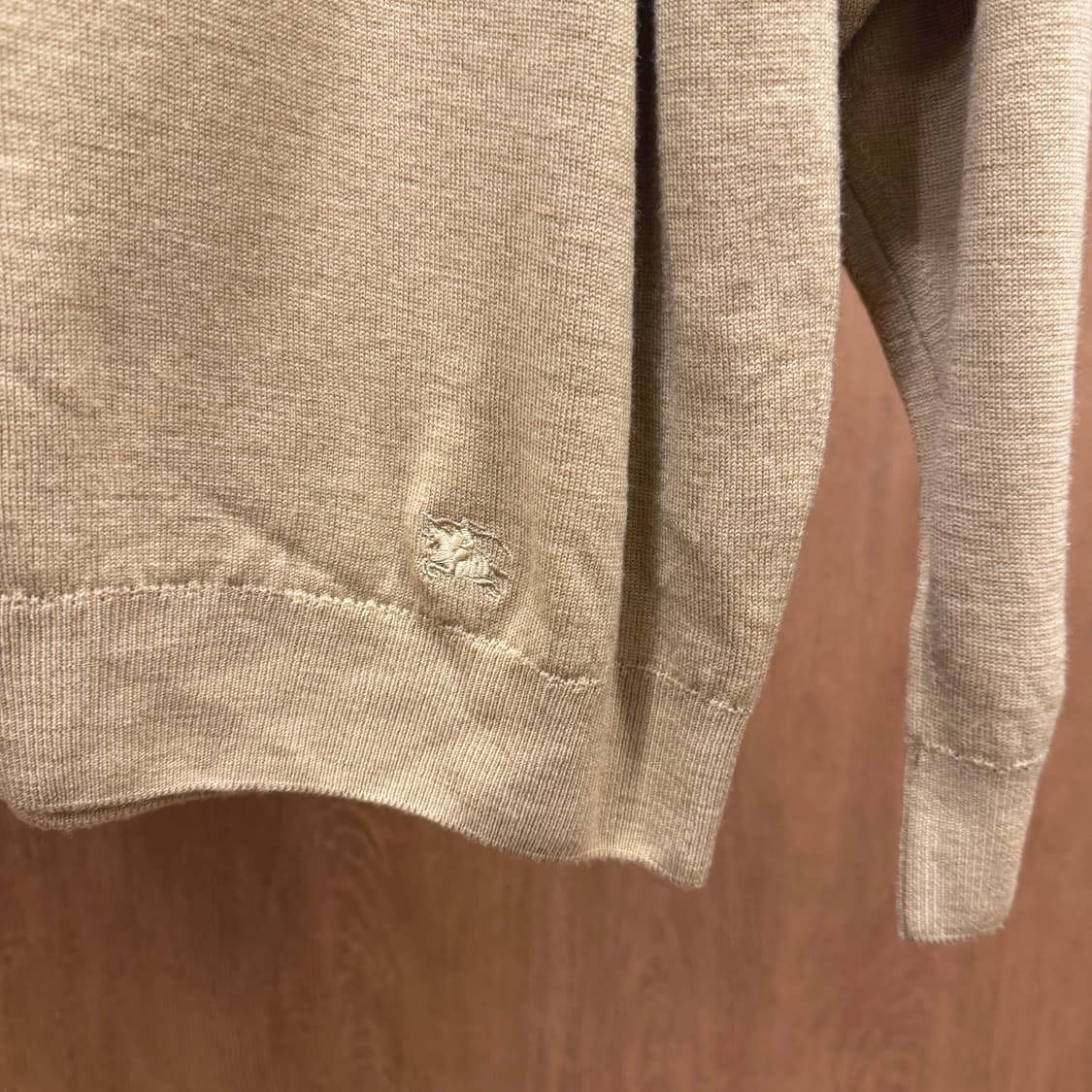 버버리 라운드넥 긴팔 니트 무지 로고 자수 디테일 레귤러핏 베이지 상품이미지6