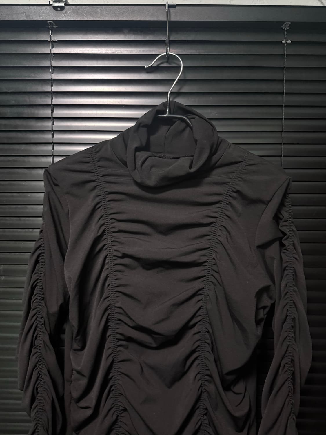 이상봉 컬렉션 셔링 주름 목티 목폴라 고스 펑크 락 블랙 터틀넥 기모  상품이미지3