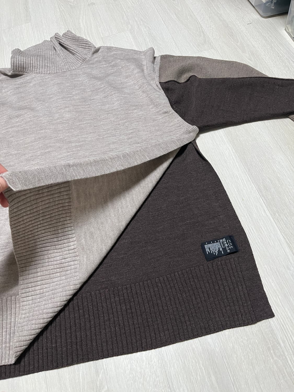 COS 코스 배색 터틀넥 슬릿 니트 L (울100) 상품이미지5