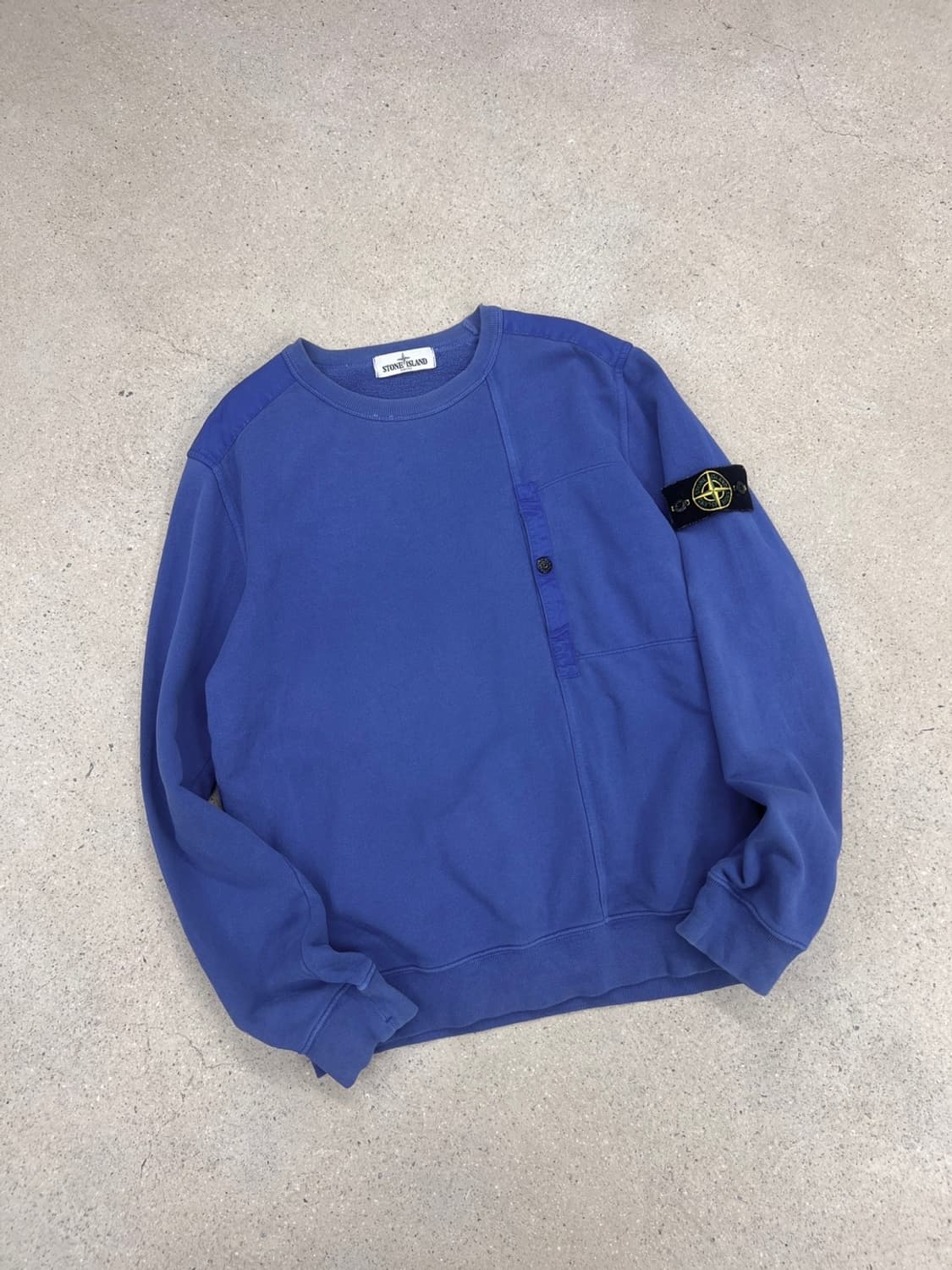 스톤아일랜드 와펜 블루 포켓 맨투맨 상품이미지1