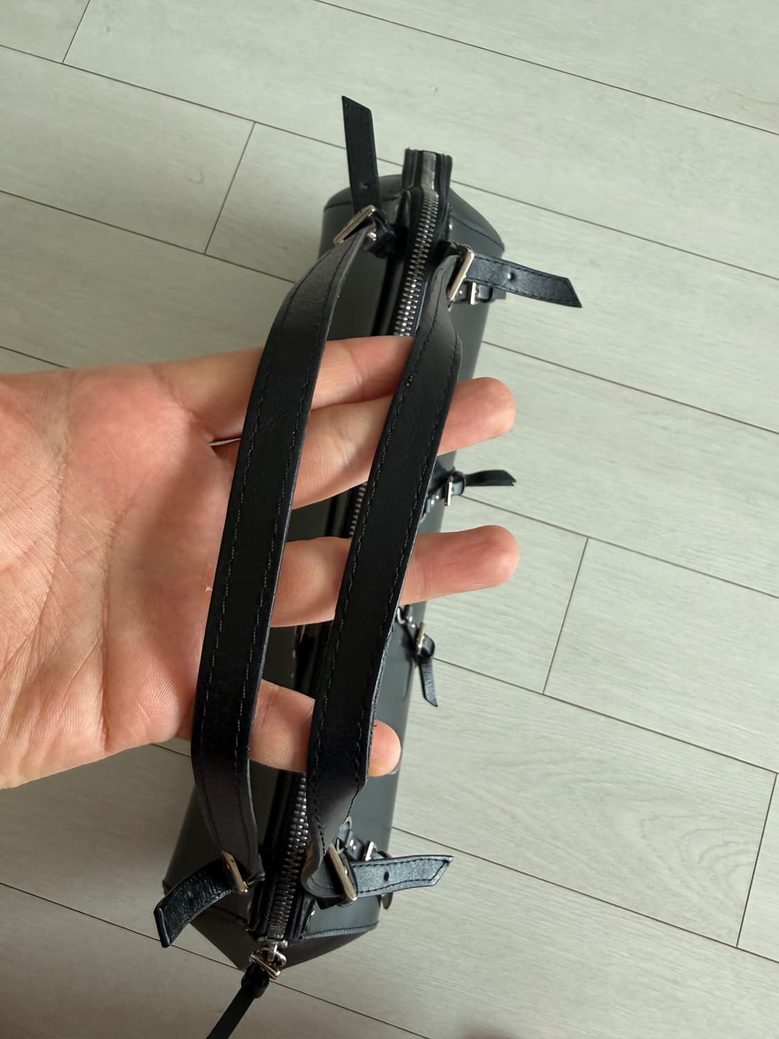 디올 하드코어 피어싱 숄더백 상품이미지3