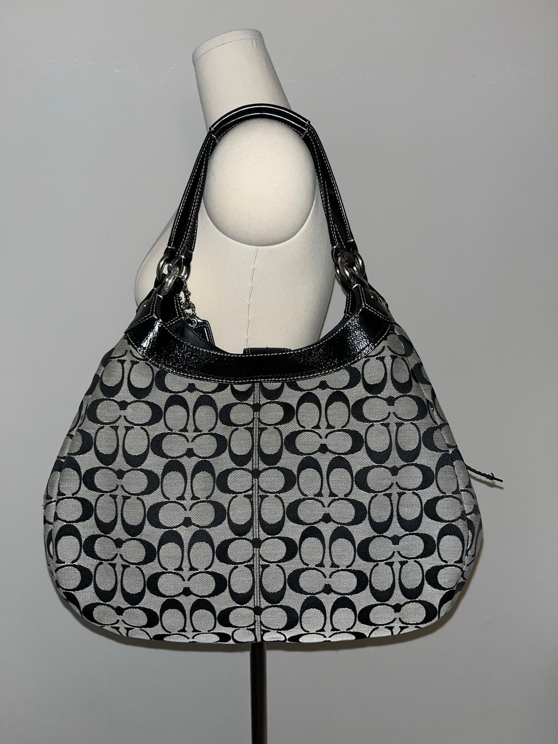 Coach Black & White Shoulder Bag 상품이미지4