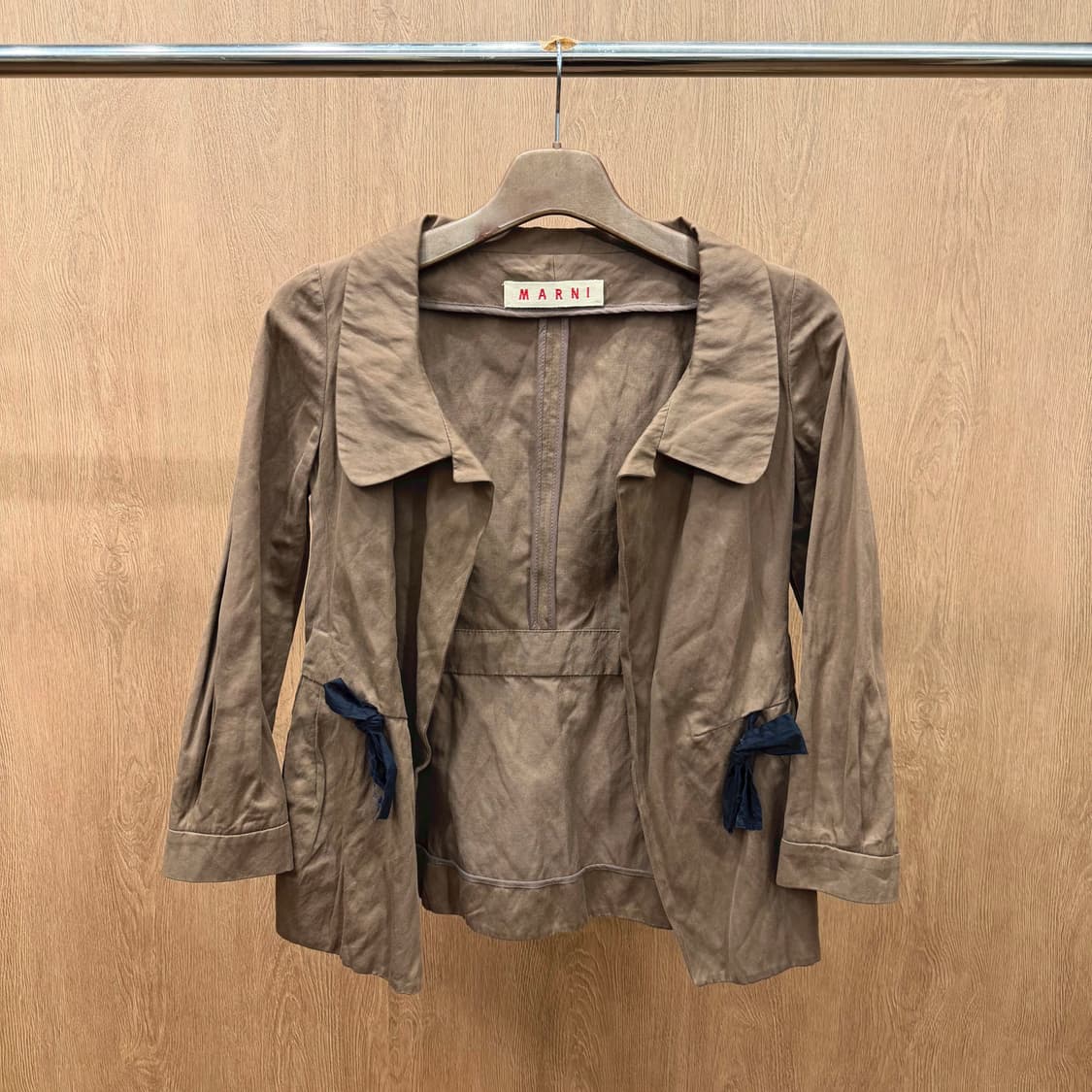 마르니 오픈 자켓 라운드 카라 사이드 리본 스트랩 디테일 브라운 상품이미지2