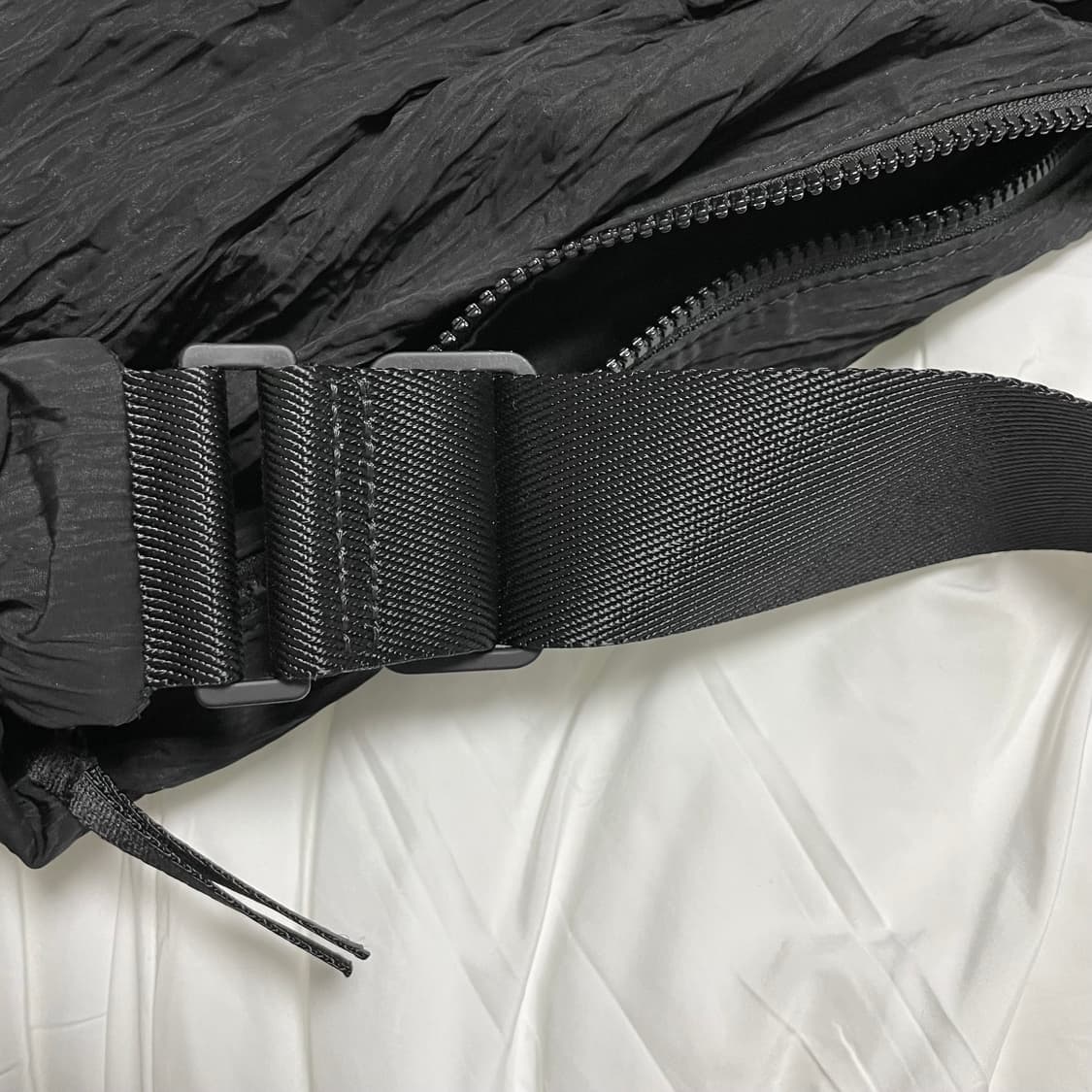 COS 코스 스모크드 크로스바디 백 블랙 상품이미지5