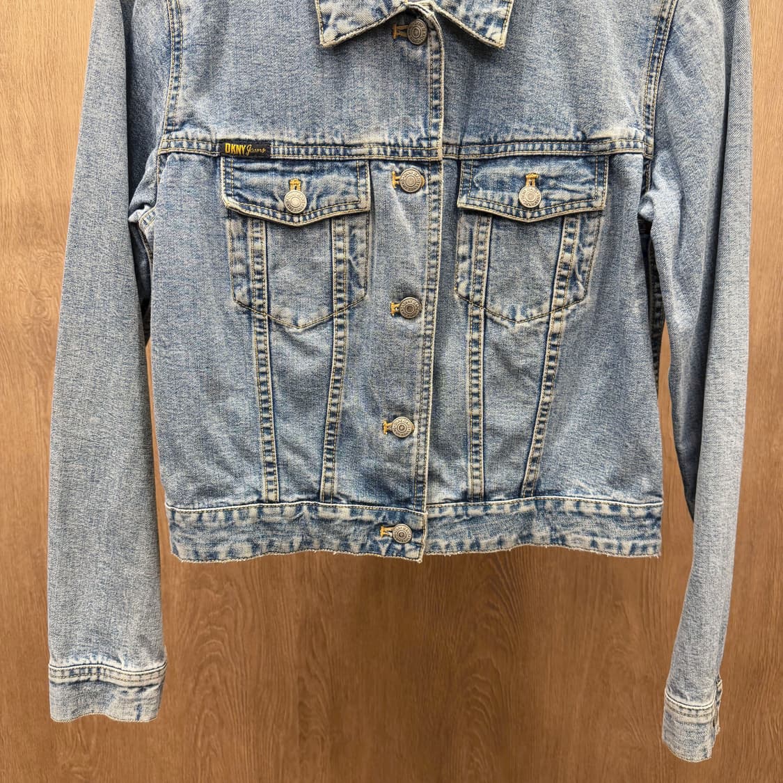 도나카란 뉴욕 코튼 크롭 데님 자켓 실버 버튼 스티치 디테일 연청 상품이미지5