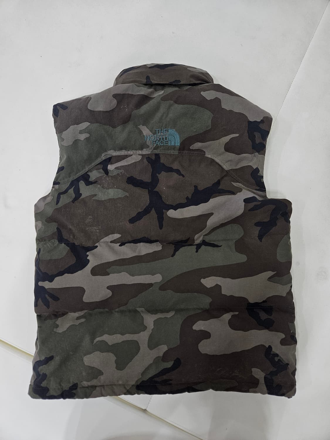 노스페이스 카모 센터로고 패딩조끼 눕시 상품이미지1