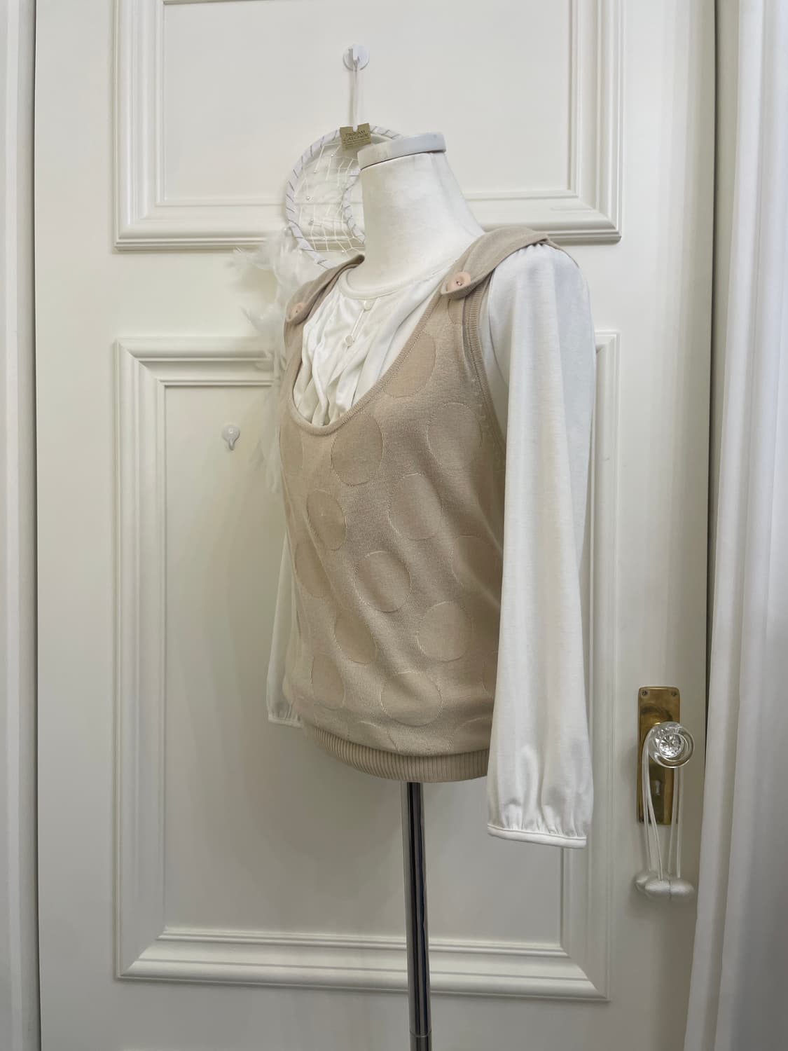 white ruffle point puff sleeve top&beige 상품이미지2
