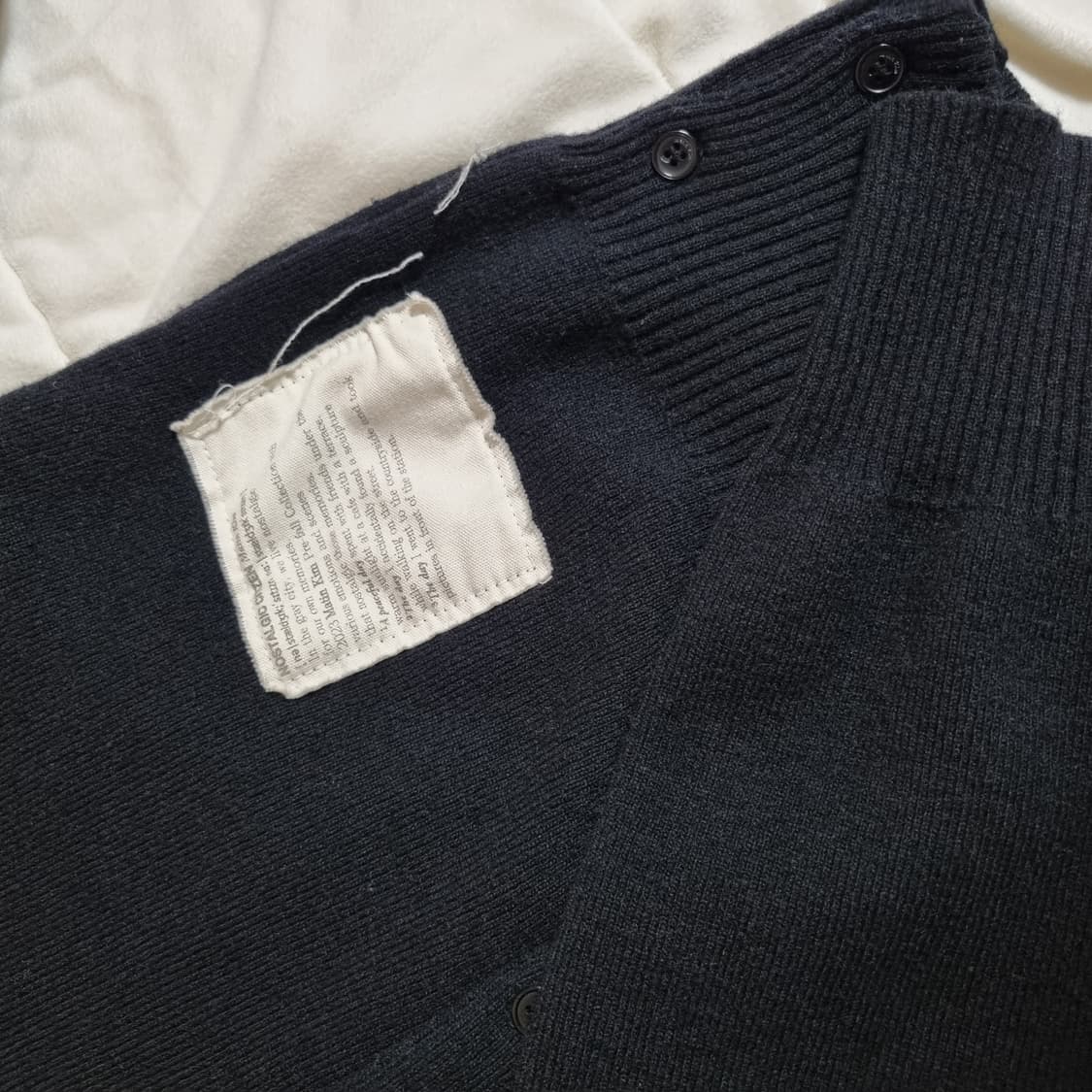 마뗑킴 타이포 패치 라운드 가디건 블랙 상품이미지4