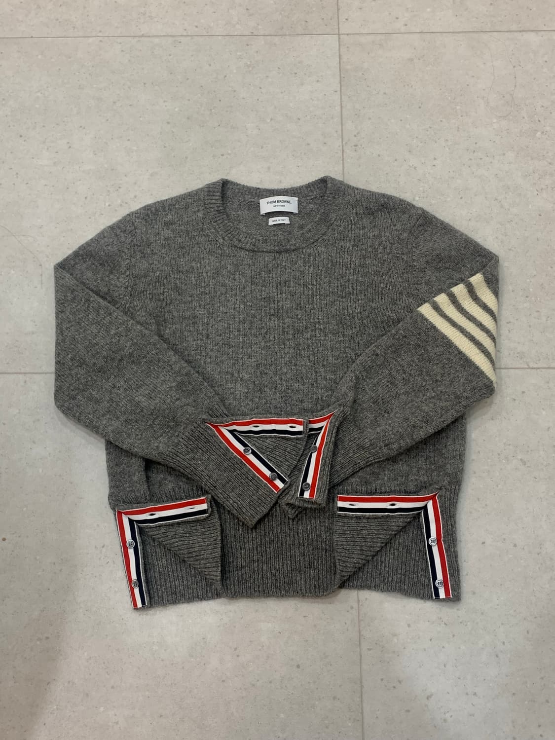 [4] 톰브라운 셰틀랜드 크롭 니트 그레이 상품이미지1