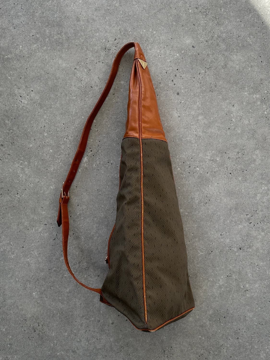 80‘s Yves Saint Laurent Leather slingbag 상품이미지1