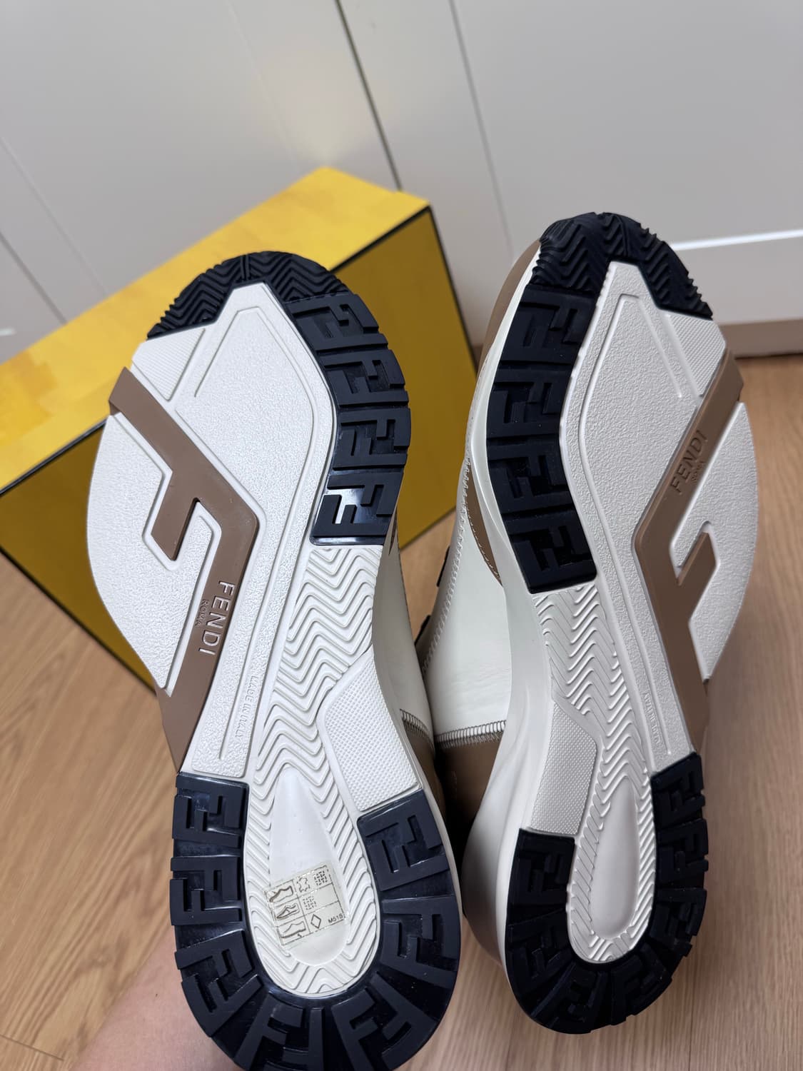 [새상품] 펜디 플로우 스니커즈 가죽 브라운 UK8.5 상품이미지4