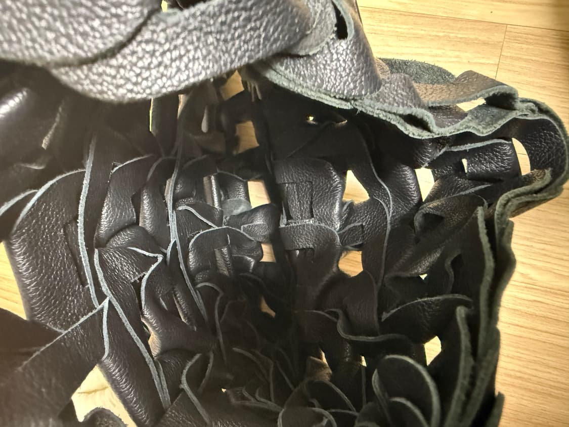 [m] sc103 x ssense 링크 레더 백 올블랙 상품이미지3