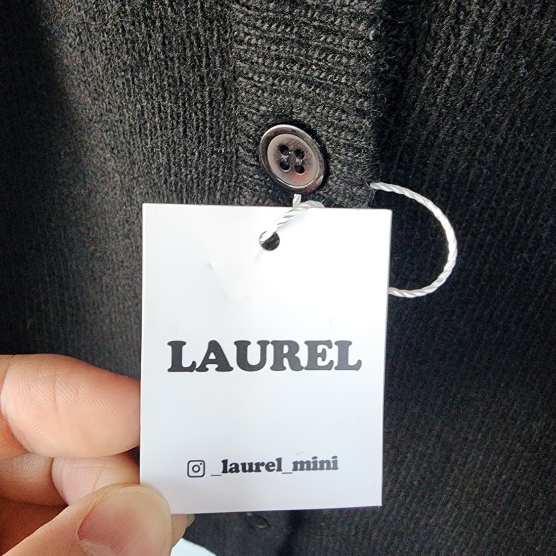 LAUREL 블랙 버튼 니트탑 상품이미지4