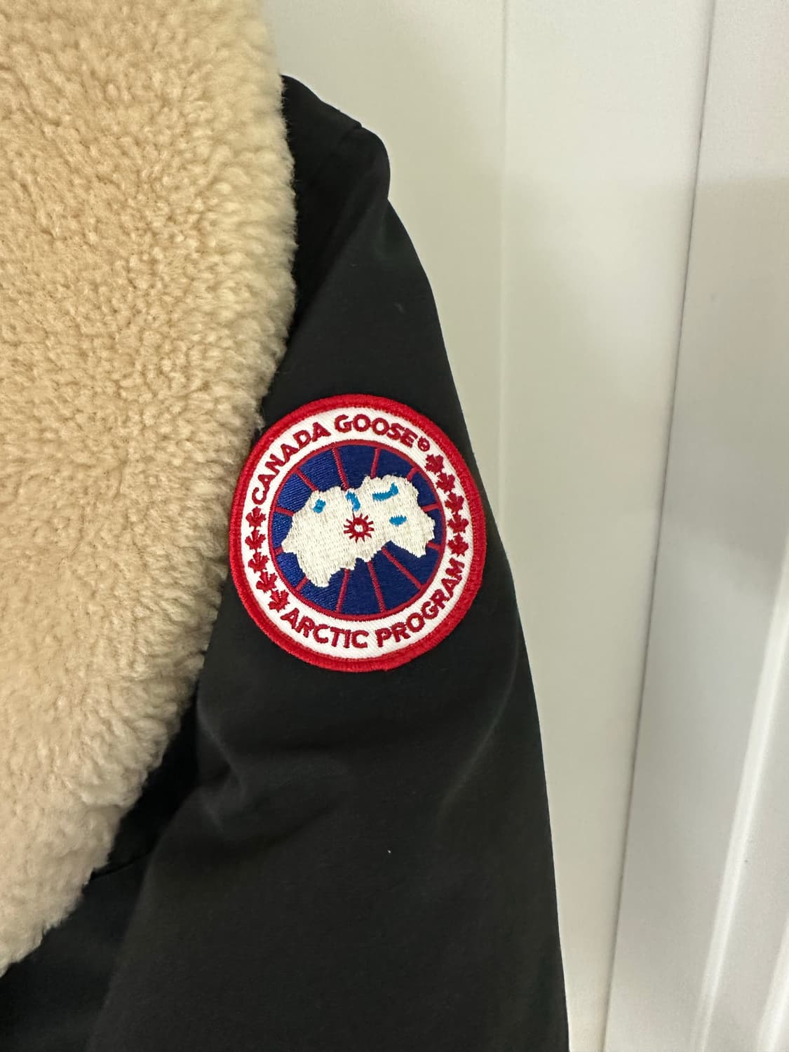 캐나다구스 매키너 블랙 색상 L사이즈 상품이미지3