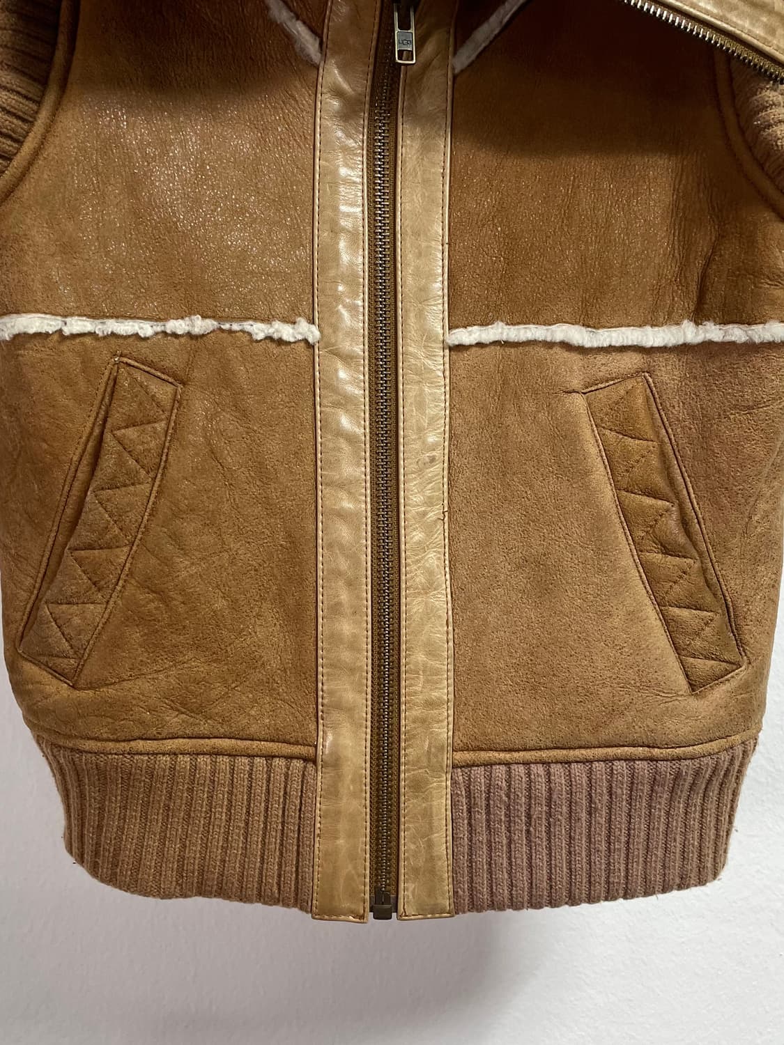 UGG 어그 우먼스 리얼레더 베스트 무스탕 자켓 (on.447) 상품이미지4