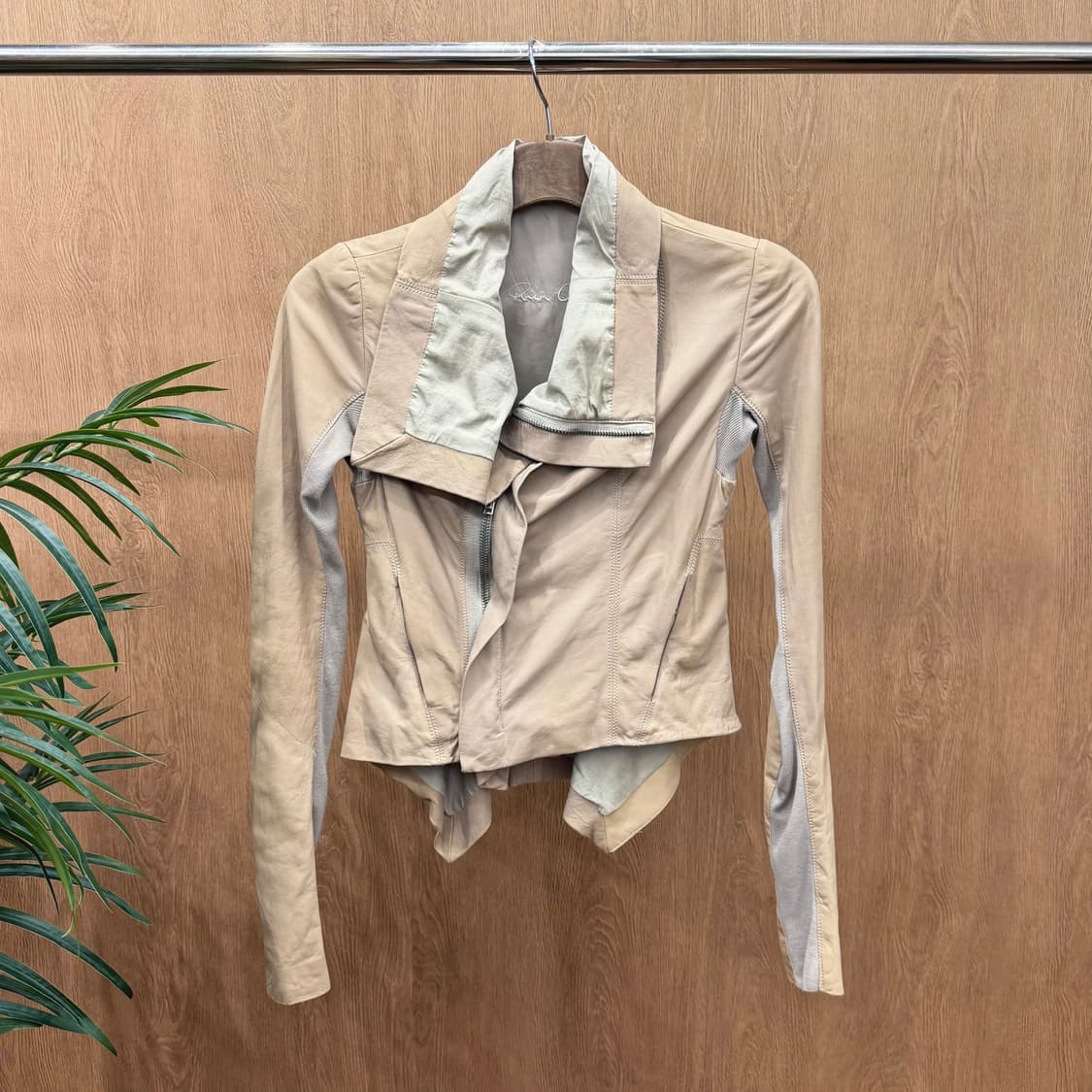 릭 오웬스 코튼 자켓 드레이프 카라 언밸런스 지퍼 디테일 슬림핏 베이지 상품이미지1