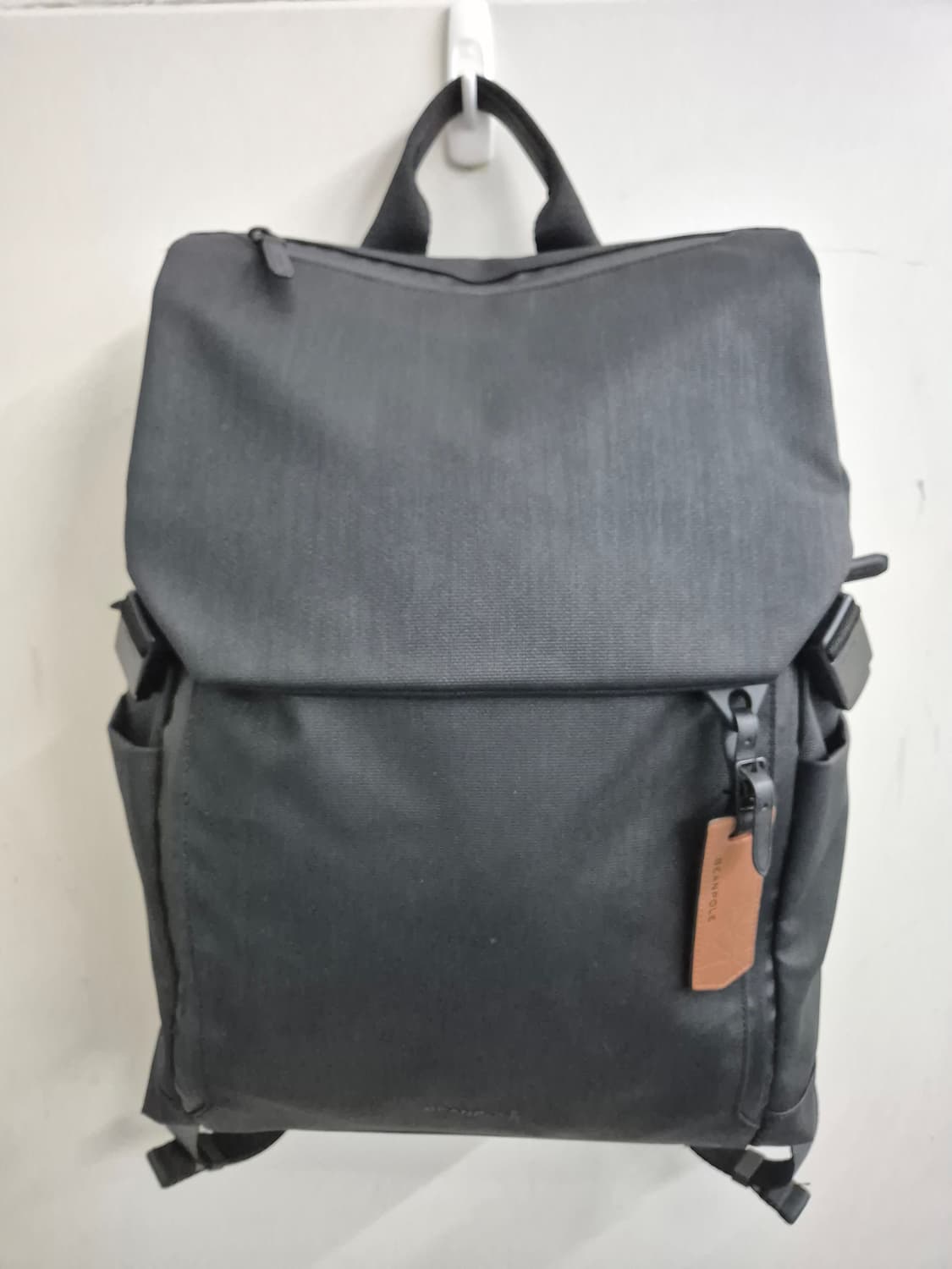 빈폴 블랙 플랩 백팩 (BE87D2S205) 상품이미지1