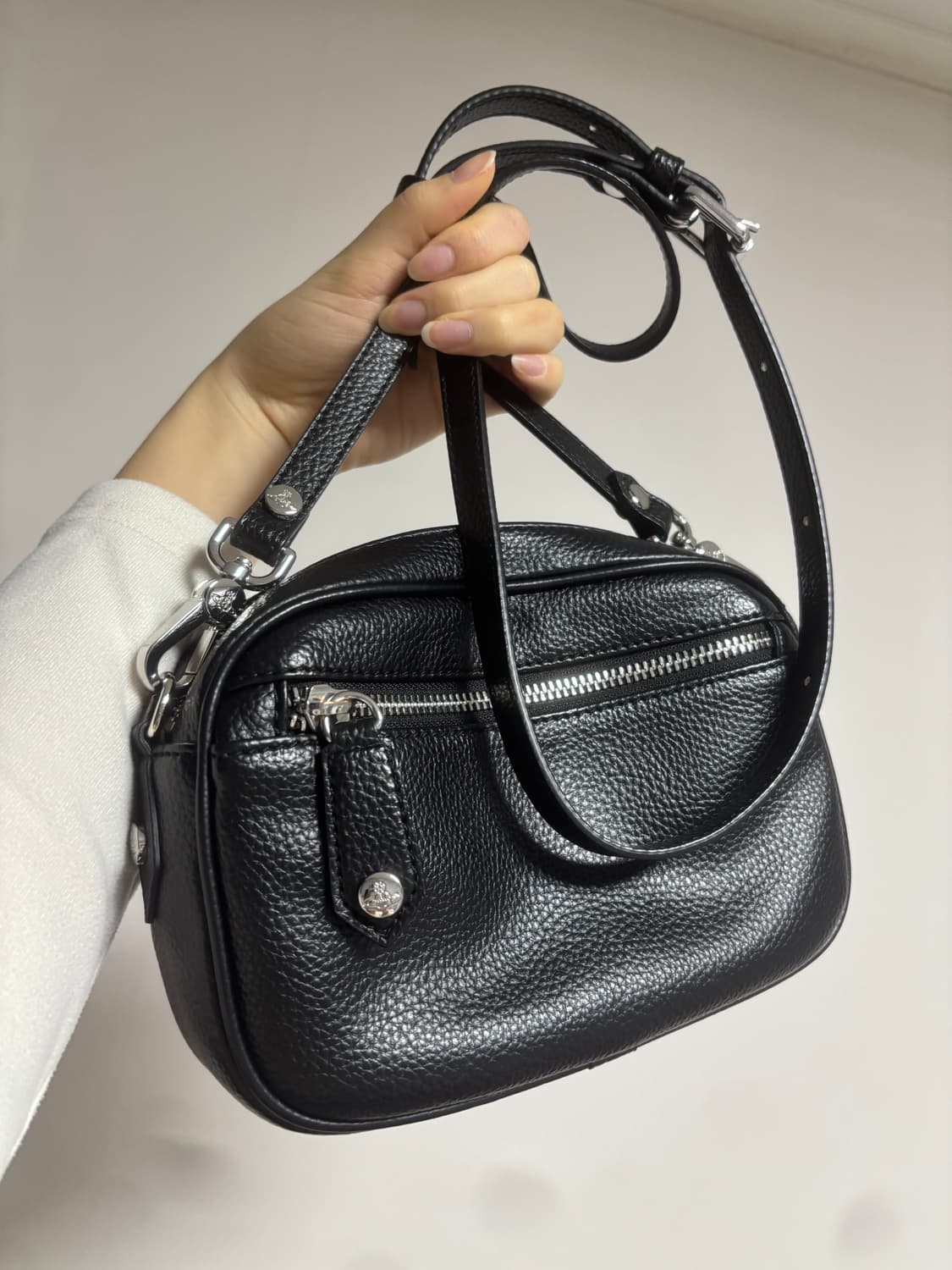 비비안웨스트우드 블랙 안나 카메라백 (원가 37만원 이상) 상품이미지4