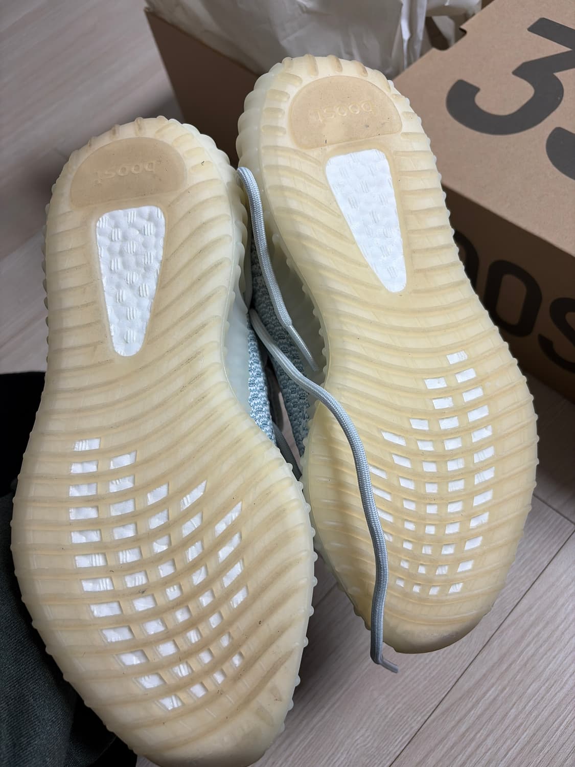 아디다스 이지 부스트 350 V2 클라우드 화이트 상품이미지3