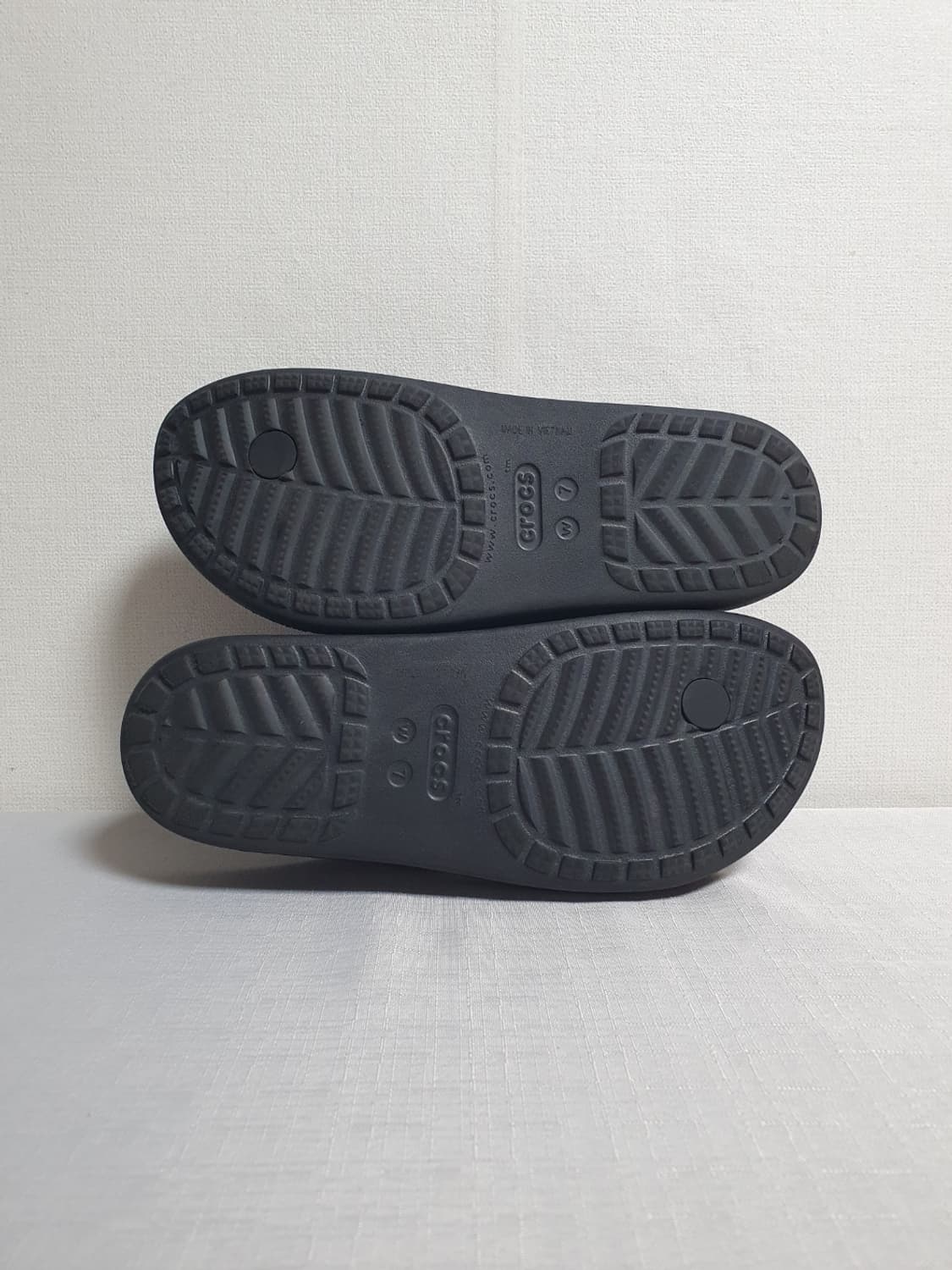 무료배송 240mm 크록스 쪼리 슬론 샤인 블랙 실버 플립플랍 상품이미지8