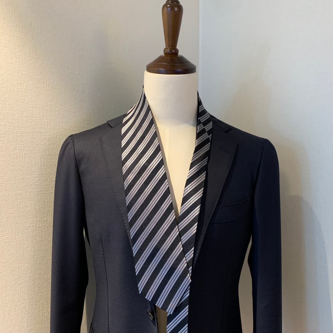 아큐아스큐텀 스트라이프 블랙 명품넥타이 100실크 택 달린 미품 S등급 상품이미지1