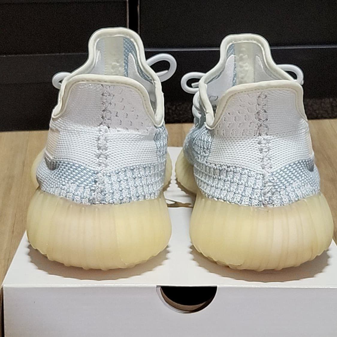 아디다스 300 이지부스트 클라우드 화이트 상품이미지5