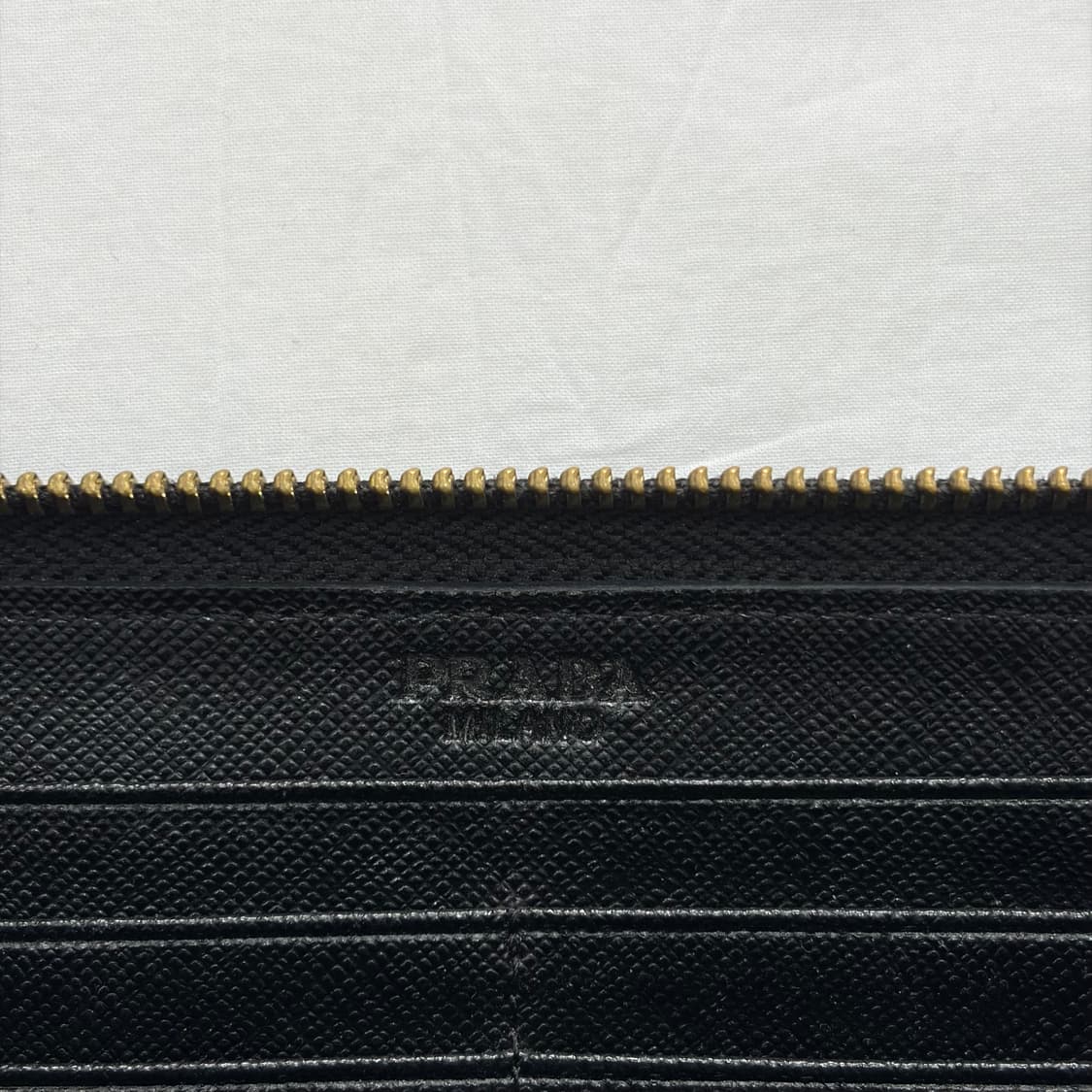 프라다 사피아노 메탈 로고 지퍼 장지갑 상품이미지3