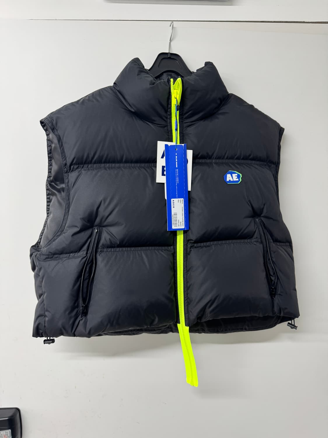 아더에러 스톤 로고 푸퍼 베스트 블랙 원사이즈(새상품) 상품이미지1