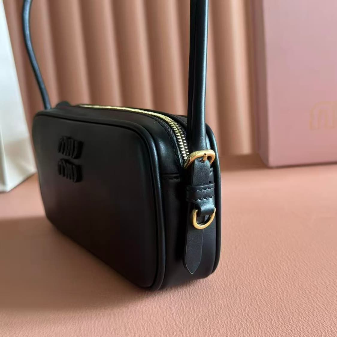 미우 미우 레더 파우치 블랙 상품이미지3